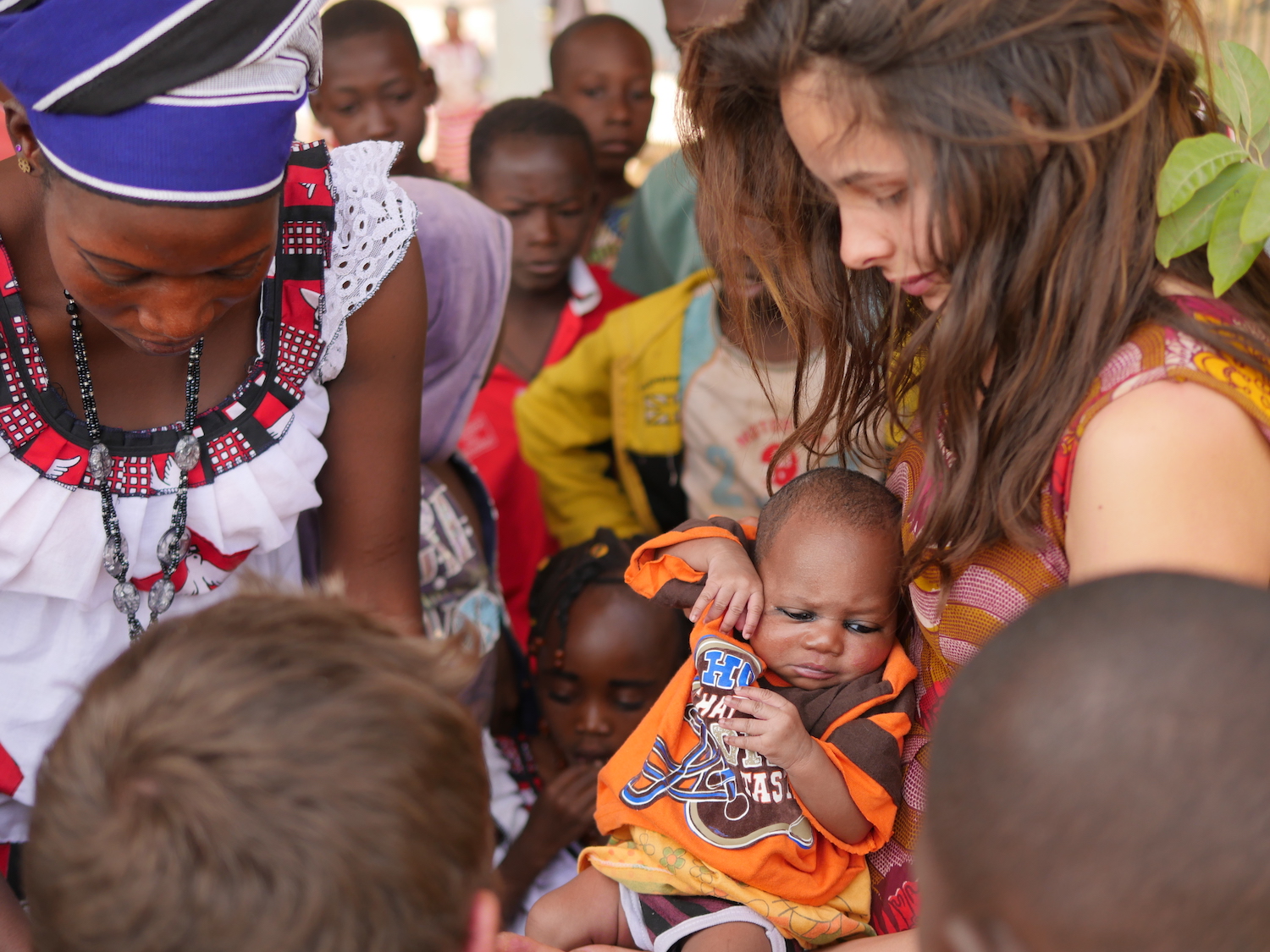 Remise d’un kit de soin de nourrisson à un bébé de 27 jours